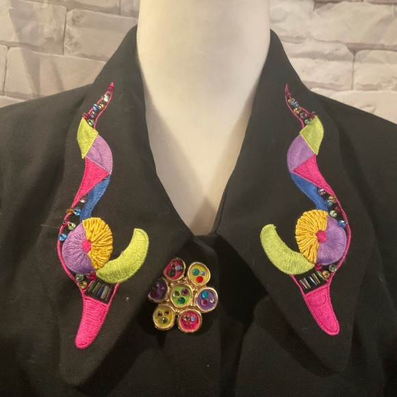 “ECAILLE” PARIS VINTAGE EMBROIDERED and BEJEWELLED BEADED BUTTON BLACK BLAZER. - Picture 3 of 16